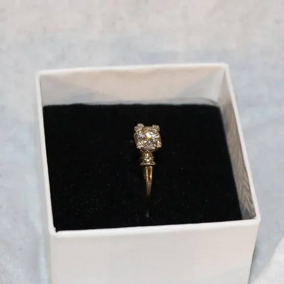 .35 CT Untreated Mined Diamond Ring in White Gold - Picture 4 of 9